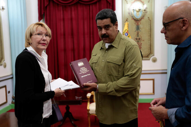 Luisa Ortega reçue par le président vénézuélien, Nicolas Maduro, le 1er avril au palais de Miraflores, à Caracas.