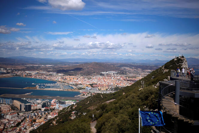 La ville de La Linea de la Concepcion, l’aéroport International de Gibraltar et son Rocher, le 14 setembre 2016.
