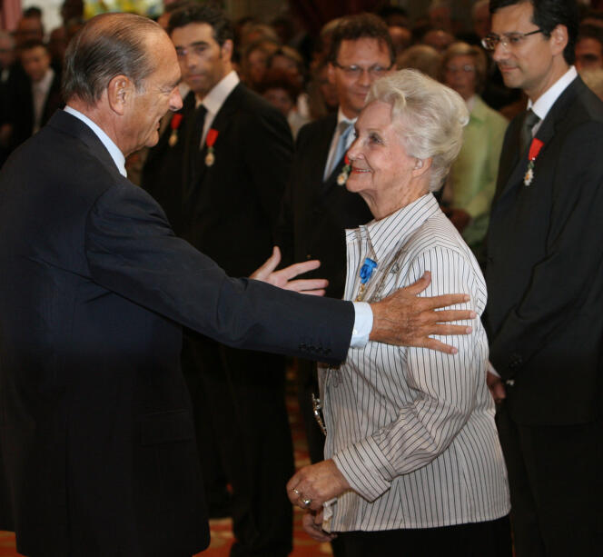 Le président Jacques Chirac félicite la sociologue Evelyne Sullerot élevée à la dignité de grand officier de l'ordre national du Mérite, le 8 septembre 2006 au palais de l'Elysée à Paris.