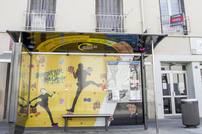 Rue Ampère à Grenoble, une des réalisations de Chrono en marche ! : un Abribus customisé avec des éléments identitaires du quartier.