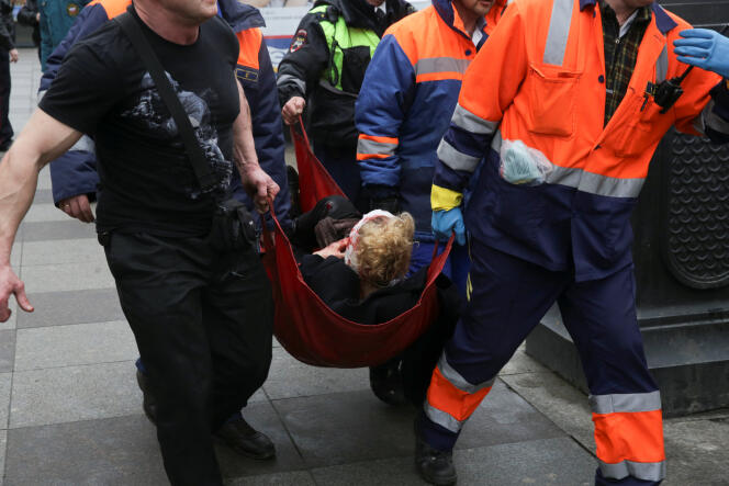 Les secours se sont mobilisés pour évacuer les blessés à proximité de la station de métro Place-Sennaïa, à Saint-Pétersbourg, le 3 avril.