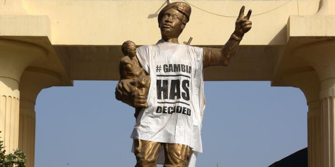 A Banjul, une statue commémorant le coup d’Etat du 22 juillet 1994, par lequel Yahya Jammeh était arrivé au pouvoir, est recouverte d’un T-shirt sur lequel est inscrit « La Gambie a décidé ».