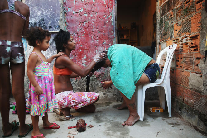 Dans la favela de Maré, à Rio de Janeiro, où de nombreuses familles bénéficient des aides du gouvernement leur permettant ne pas tomber dans l’extrême pauvreté.