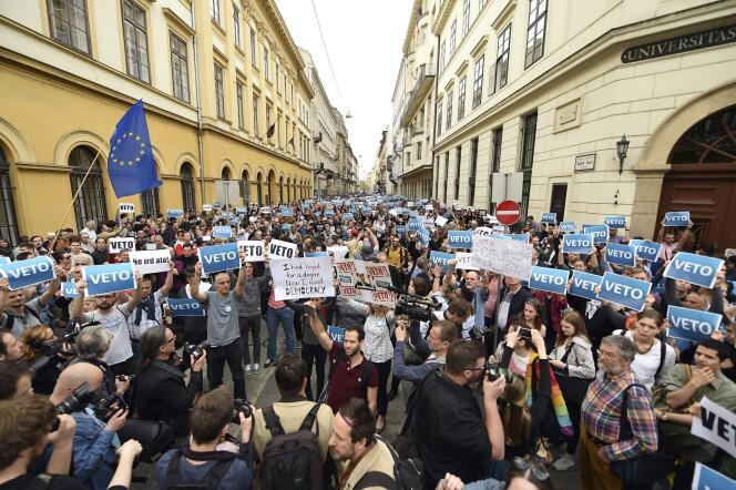 Des manifestants hongrois protestent contre l’adoption, par le Parlement, d’une loi susceptible de conduire à la fermeture de l’Université d’Europe centrale (CEU), aux abords de la CEU, à Budapest, le 4 avril 2017.
