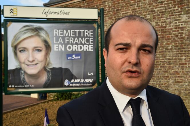 David Rachline, le maire (FN) de Fréjus (Var) et le directeur de campagne de Marine Le Pen, le 3 avril, à La Bazoche-Gouet (Eure-et-Loir).