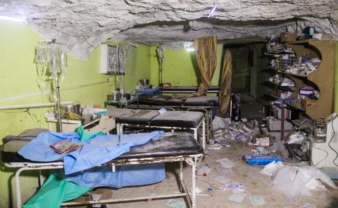 Une photo, prise mardi 4 avril, montre les dégats subis par l’hôpital de Khan Cheikhoun à la suite d’un bombardement.