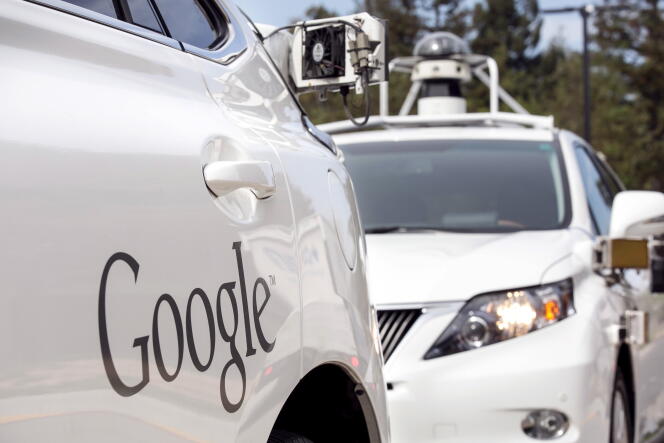 Des Lexus customisées en voitures autonomes par Google, à Mountain View, en Californie.