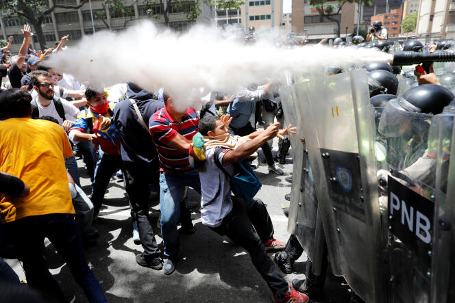Les policiers vénézuéliens ont utilisé des gaz lacrymogènes lors de heurts avec des opposants au président Maduro, à Caracas, le 4 avril.