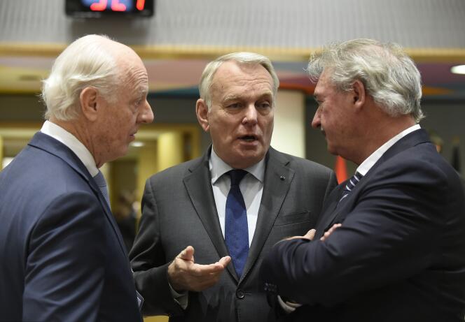 L’émissaire des Nations unies pour la Syrie, Staffan de Mistura (à gauche), s’entretient avec Jean-Marc Ayrault (au centre) et le ministre des affaires étrangères belge, Jean Asselborn, à Bruxelles, le 5 avril 2017.