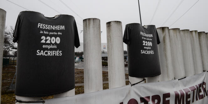 Une barrière à l’entrée de la centrale nucléaire de Fessenheim (Haut-Rhin), le 10 janvier 2017, ornée de T-shirts contre la fermeture du site.