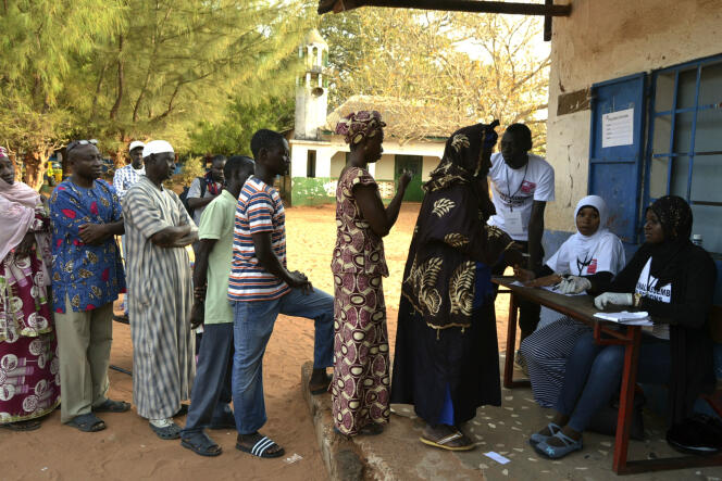 File d’attente dans un bureau de vote à Banjul, en Gambie, le 6 avril.