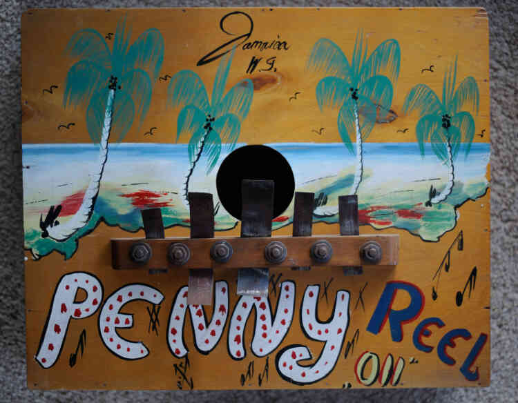 Une « rumba box », lamellophone utilisé dans le mento, genre proche du calypso, qui fut très populaire dans les années 1950.