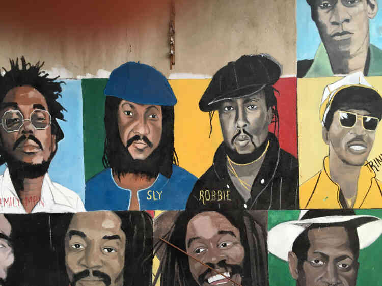 Peinture murale du street artiste Danny Coxson, avec, au centre, le batteur Sly Dunbar et le bassiste Robbie Shakespeare, une des plus fameuses sections rythmiques jamaïcaines, recrutée par Serge Gainsbourg, Grace Jones ou Bob Dylan.
