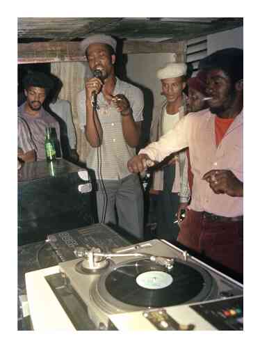 Une session autour de Stur-Mars, à la platine, avec, au micro, le deejay U-Brown, en 1987.