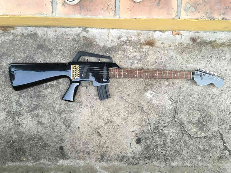 La guitare en forme de fusil d’assaut M16 utilisée par Peter Tosh à partir de 1983.