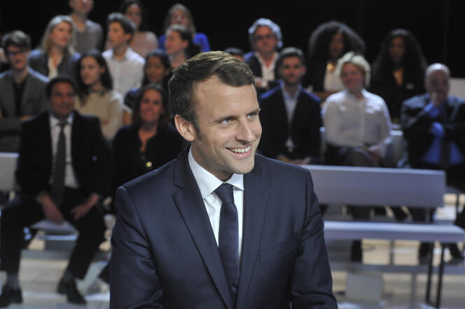 Emmanuel Macron sur  le plâteau télé  avant l'enregistrement de l'Emission Politique