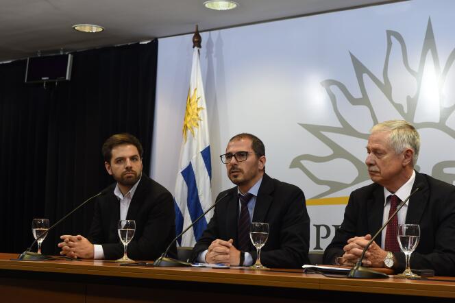 Le secrétaire général et le président du conseil national de la drogue d’Uruguay lors d’une conférence de presse, le 6 avril à Montevideo.