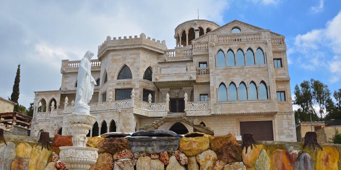 A Miziara, au Liban, une famille travaillant au Nigeria s’est fait construire un palais de quatre étages où se retrouvent pêle-mêle tourelles médiévales, arches ottomanes et baies vitrées modernes.