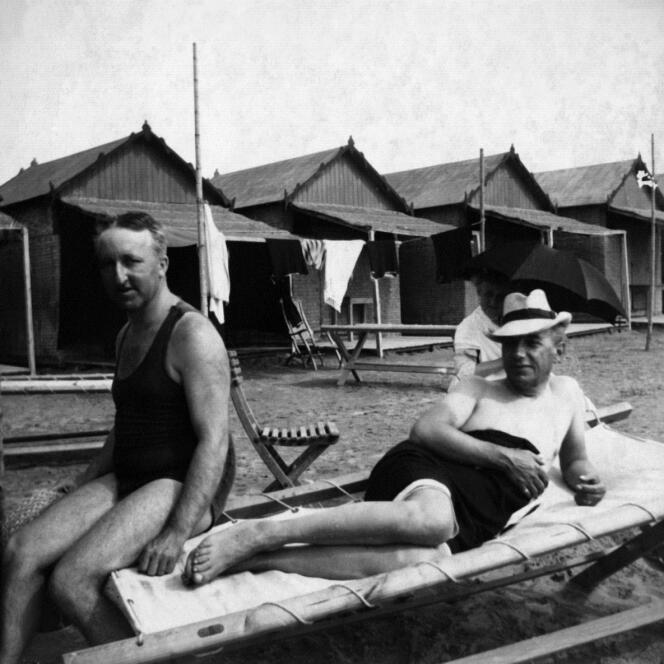 Siegfried Wagner (à gauche) avec son beau-frère Henry Thode sur la plage du Lido à Venise (Italie) en 1910.