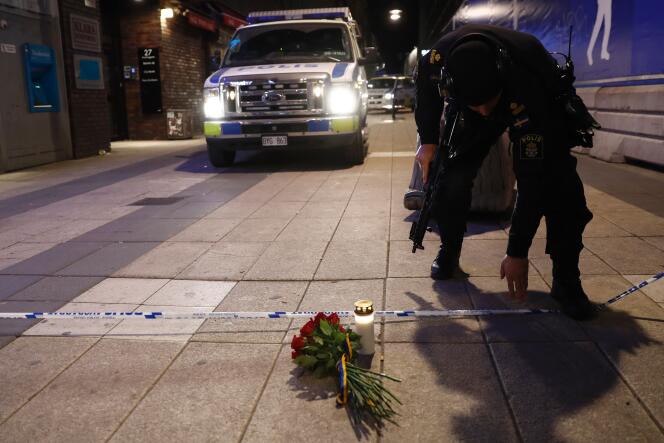 Le premier ministre, Stefan Löfven, a déposé des fleurs et une bougie sur le trottoir à quelques mètres des lieux de l’attaque, dans le centre de Stockholm, le 7 avril.
