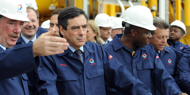 L’ancien premier ministre français François Fillon sur une plateforme pétrolière du groupe Total au Nigeria, en 2009.