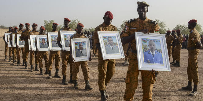 Au cimetière de Ouagadougou, le 20 décembre 2016, des militaires rendent hommage aux douze soldats tués lors d’une attaque djihadiste à Nassoumbou, dans le nord du Burkina Faso, quatre jours plus tôt.