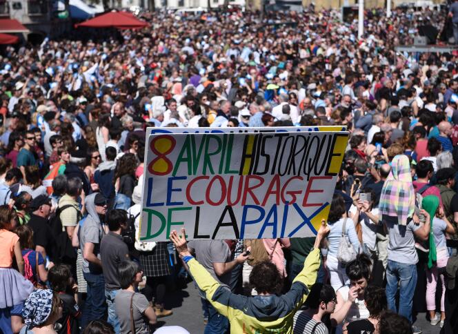 Plusieurs milliers de personnes ont participé, samedi à Bayonne (Pyrénées-Atlantiques), à un rassemblement de soutien aux « Artisans de la Paix » après l’annonce, par l’organisation séparatiste basque ETA, de son « désarmement total ».