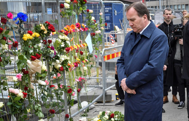 Le premier ministre suédois, Stefan Löfven, se recueille sur les lieux de l’attaque qui a coûté la vie à quatre personnes.