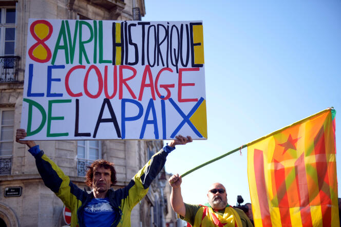 Un manifestant à Bayonne, le 8 avril, venu saluer le désarmement de l’ETA.
