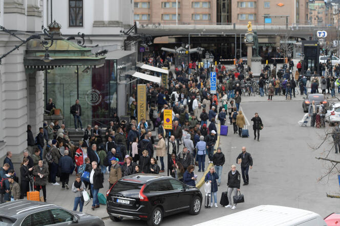La police évacue la gare centrale de Stockholm, le 7 avril. Beaucoup d’habitants sont rentrés chez eux à pied.