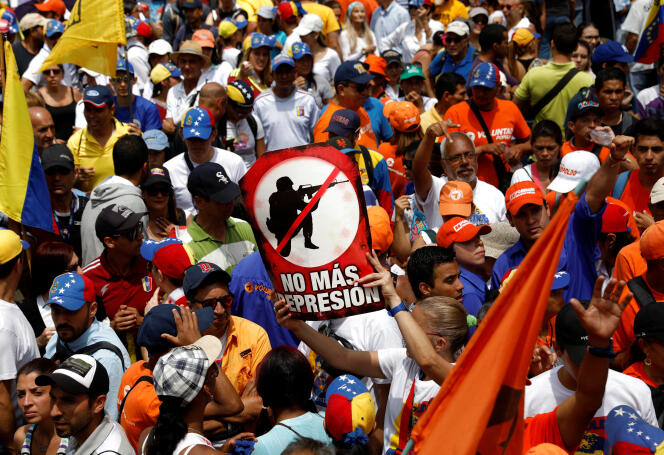 L’une des manifestations des opposants au gouvernement Maduro, à Caracas, samedi 8 avril.