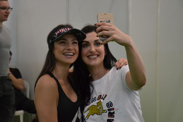 Selfie avec la youtubeuse Sissy Mua (à gauche).