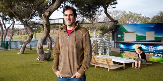 Rotem Genossar, professeur d’éducation civique à l'école Bialik-Rogozin de Tel-Aviv, a cofondé le club sportif Hasimta Athletics en septembre 2012, essentiellement composé de jeunes athlètes immigrés clandestins.