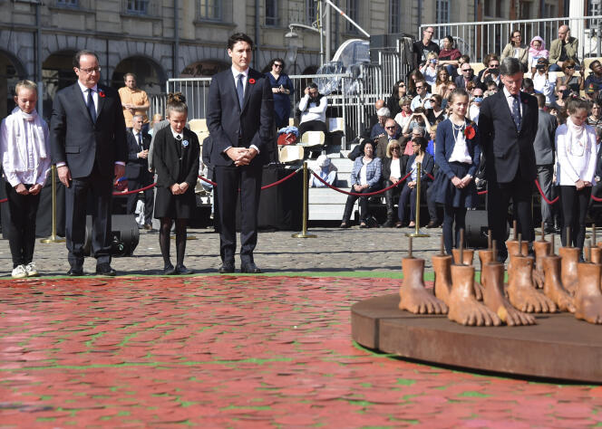 Les deux dirigeants ont présenté au public une œuvre commémorative, le « Coquelicot de la paix ».