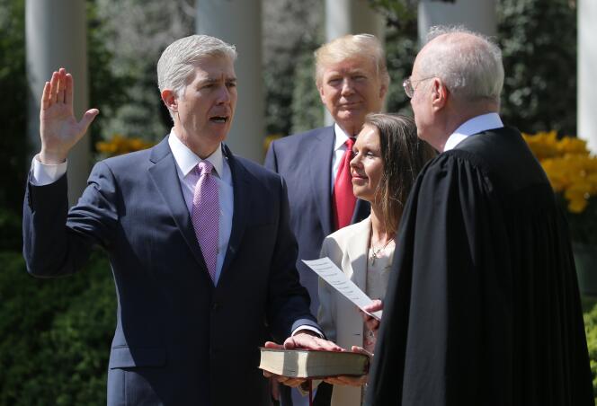 Le juge de la Cour suprême Neil Gorsuch prête serment à la Maison Blanche devant le magistrat Anthony Kennedy, le 10 avril à Washington.
