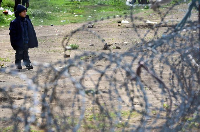 Un jeune garçon attend dans la « zone de transit » de Tompa (Hongrie), le 6 avril 2017.
