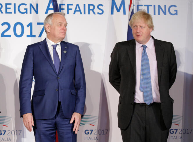 Jean-Marc Ayrault et Boris Johnson, les ministres des affaires étrangères français et britannique (de gauche à droite), lors du G7 en Italie, le 11 avril.