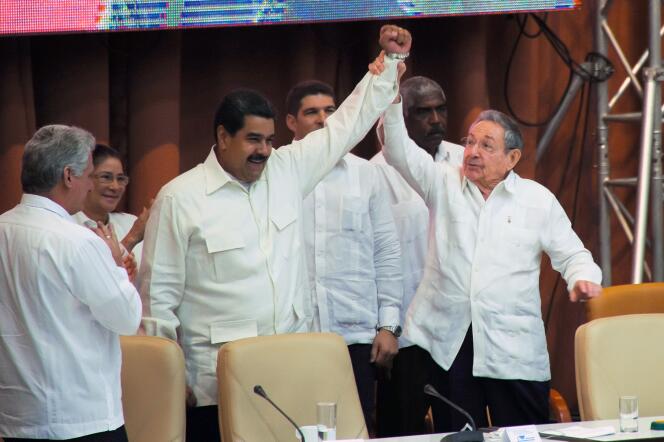Le président vénézuélien, Nicolas Maduro, aux côtés du président cubain, Raul Castro, à La Havane, lundi 10 avril.