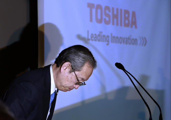 Satoshi Tsunakawa, le président de Toshiba, lors de l’annonce des résultats de son groupe, le 11 avril, à Tokyo.