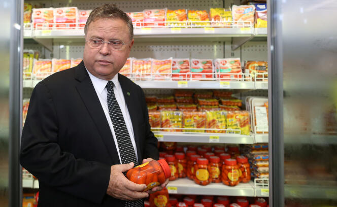 Blairo Maggi, le ministre de l’agriculture brésilien, en tournée d’inspection dans un supermarché de Brasilia, le 22 mars.