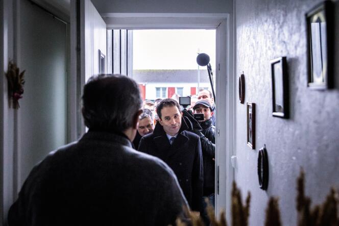 Benoît Hamon en visite chez un habitant d’Outreau (Pas-de-Calais), le 23 février.