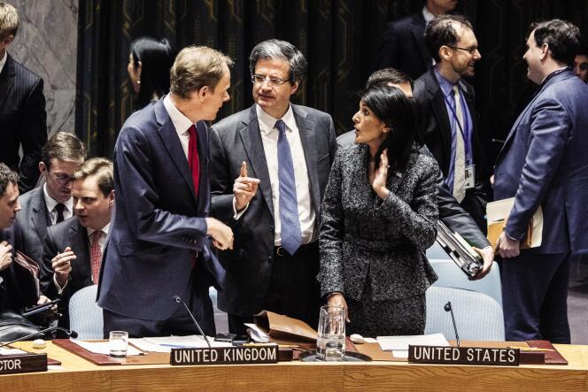 L’ambassadeur français à l’ONU François Delattre, entouré de ses homologues britannique Matthew Rycroft et américaine Nikki Haley, au siège des Nations unies, le 28 février 2017.