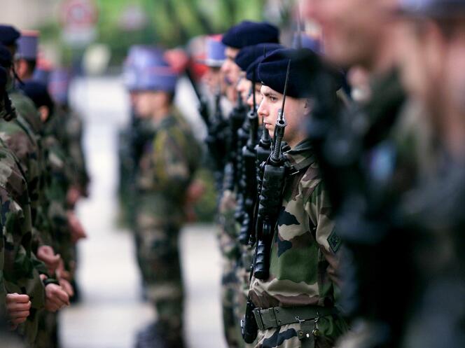 Cérémonie de départ des deux derniers appelés ayant effectué leur service national à Verdun le 26 novembre 2001.