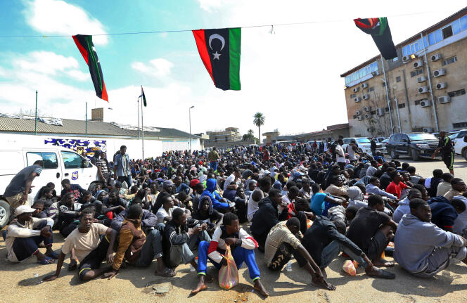 Des migrants africains rassemblés par les services libyens de lutte contre l’immigration illégale, le 23 mars, à Tripoli.