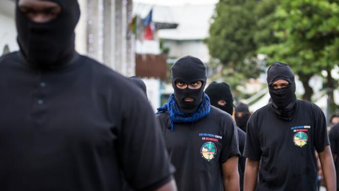 Des membres du « Collectif des 500 frères » devant la préfecture à Cayenne (Guyane) le 1er avril.