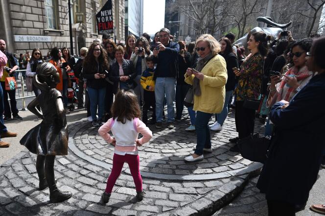 La statue « Fearless Girl », installée à Wall Street par un fonds de gestion, a immédiatement attiré l’attention de touristes du monde entier et a été saluée par le maire de la ville et plusieurs personnalités comme un symbole de la lutte pour l’égalité hommes-femmes.