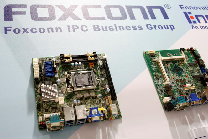 Des composants électroniques produits par Foxconn, exposés au salon Computex à Taïpeh, la capitale de Taïwan, le 1er juin 2016.