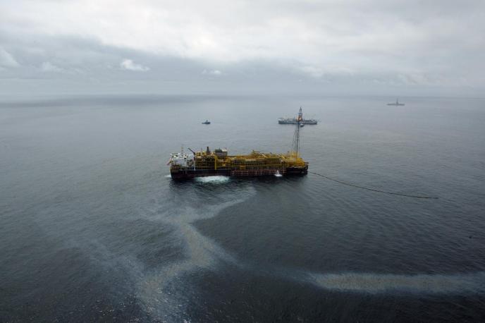 Vue générale de l'exploitation offshore en eau profonde du Bloc 17 de la compagnie pétrolière française Total Fina Elf, le 17 octobre 2003 au large de la capitale Angolaise. (de G à D)