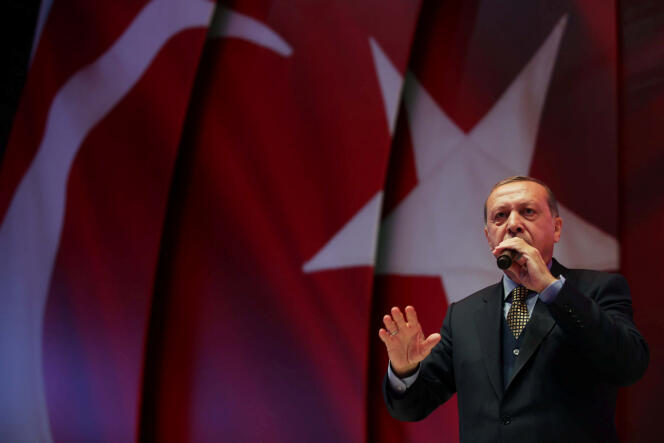 Le président turc, Recep Tayyip Erdogan, prononce un discours en amont du référendum sur la réforme constitutionnelle censée élargir ses pouvoirs, le 12 avril 2017.