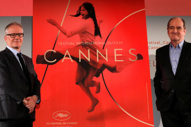 Le délégué général du Festival de Cannes, Thierry Frémaux (à gauche), et son président, Pierre Lescure, avec l’affiche de la 70e édition, lors de la conférence de presse à Paris, le 13 avril 2017.